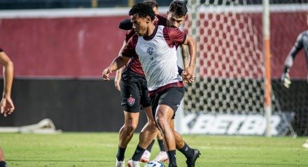 Romarinho treinou normalmente e pode fazer sua estreia com a camisa do Vitória neste domingo, no Barradão.