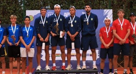 Os três atletas brasileiros Leonardo Storck, Livas Damázio e Cadu Lino celebraram a conquista do Campeonato Sul-Americano