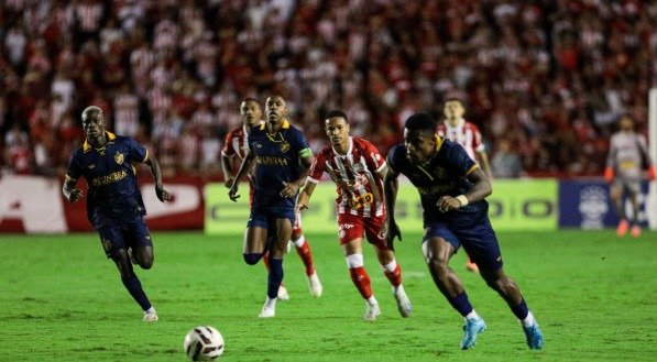 Lance do jogo do Retr&ocirc; contra o N&aacute;utico na &uacute;ltima rodada da S&eacute;rie C