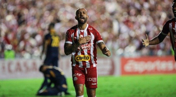 O Náutico venceu o Retrô por 3 a 0, nos Aflitos, pela 15ª rodada da Série C.