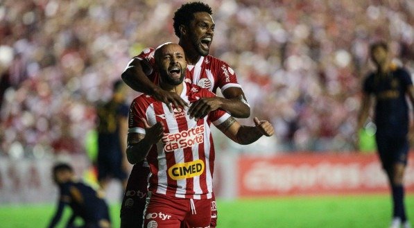 Patrick Allan brilha na vitória por 3 x 0 do Náutico sobre o Retrô, pela 15ª rodada da Série C