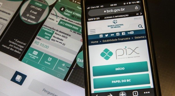 Pix é o pagamento instantâneo brasileiro. O meio de pagamento criado pelo Banco Central em que os recursos são transferidos entre contas em poucos segundos, a qualquer hora ou dia