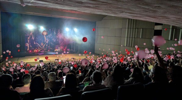 Público celebrou show de Paula Toller, no Teatro Guararapes, em Olinda