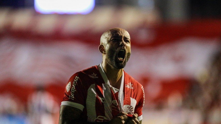 Imagem do meia Patrick Allan em comemoração de gol pelo Náutico