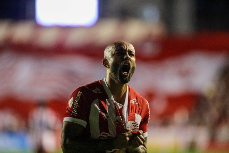 Imagem do meia Patrick Allan em comemoração de gol pelo Náutico