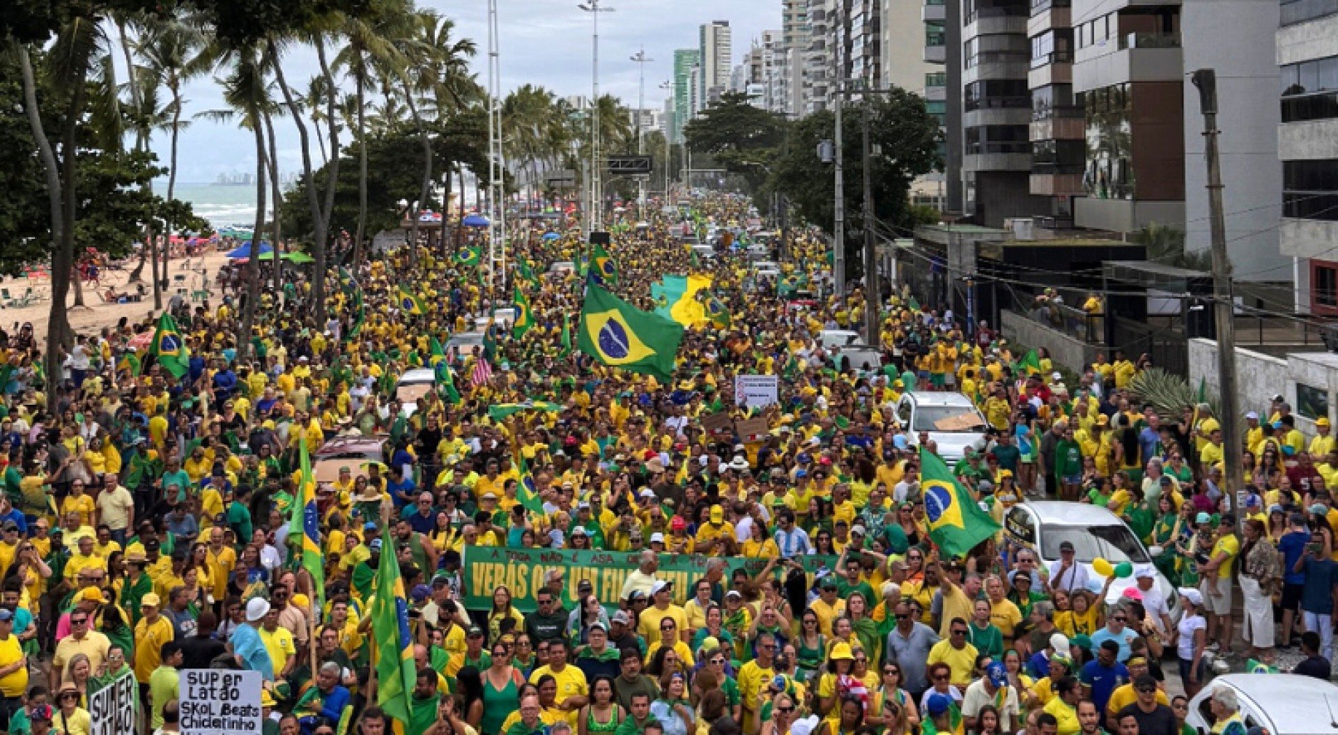 Ato na Av. Boa Viagem reúne direita pernambucana em críticas a Moraes e defesa de Bolsonaro