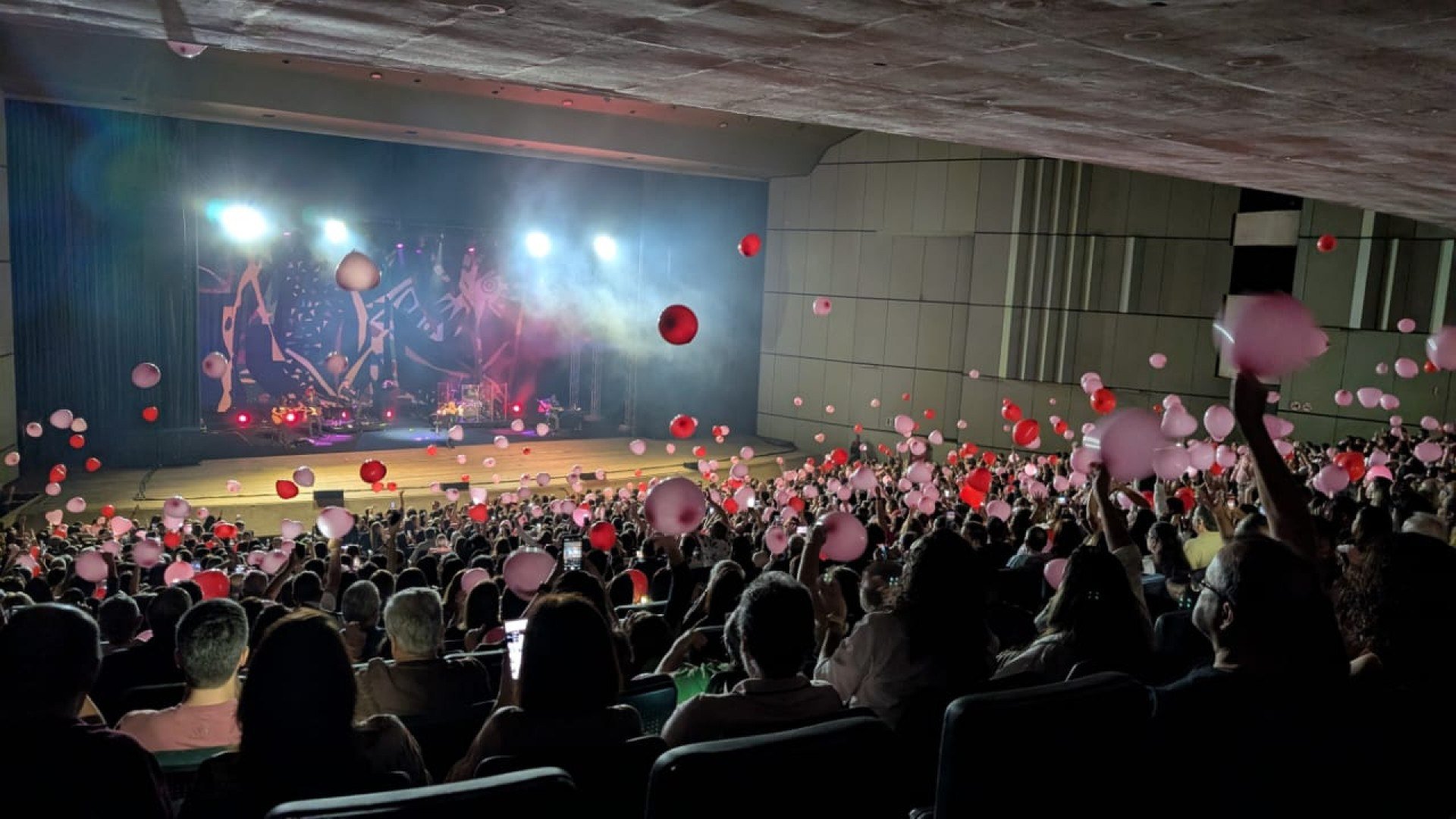 Em noite de nostalgia, Paula Toller celebrou carreira no Teatro Guararapes, em Olinda