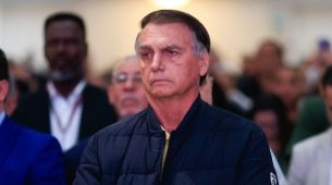 Os policiais abordaram o ex-presidente quando ele estava chegando na garagem de sua casa, dentro do condomínio