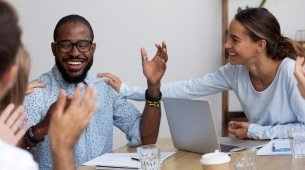Imagem de amigos em momento divertido.