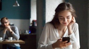 Imagem de uma mulher sorrindo para o celular
