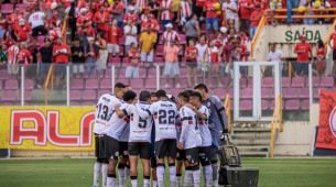 Jogadores do Santa Cruz reunidos no gramado