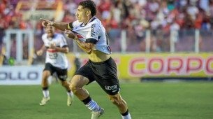 Imagem de Geovany em comemoração de gol para o Santa Cruz sobre o Sergipe no jogo de ida