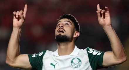 No fim da partida, Flaco López empata para o Palmeiras contra o Vitória e comenta sobre a preparação da equipe para o clássico contra o Corinthians. 