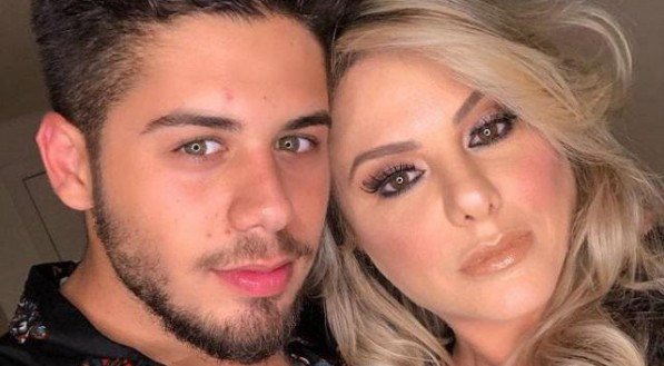 Zé Felipe e sua mãe, Poliana Rocha