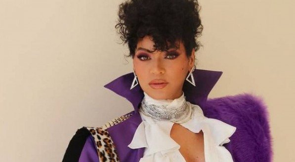 Beyoncé fantasiada de Prince