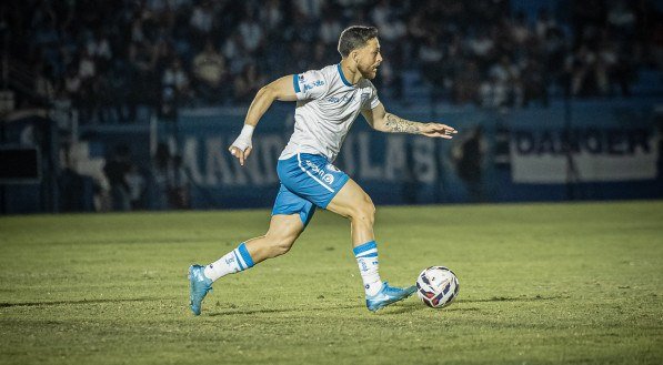 Imagem de jogador do Londrina em campo na Série C