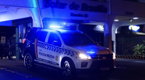 Movimentação de viatura da Polícia Militar do Distrito Federal em uma das entradas do condomínio Solar de Brasília