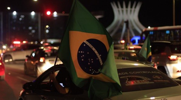 Apoiadores de Bolsonaro fazem carreata em Brasília após decisão de prisão domiciliar do ex-presidente
