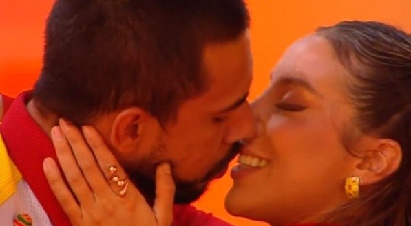 Campeã do BBB 25, Renata foge de pergunta sobre Maike na festa da Globo