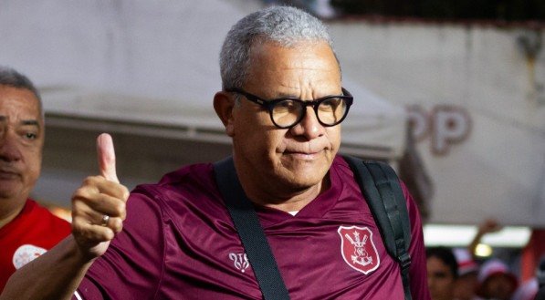 Hélio dos Anjos faz sinal de positivo para o torcedor do Náutico