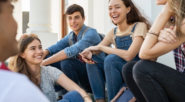 Imagem de amigos rindo.