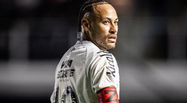 Neymar preocupado durante partida pelo Brasileirão