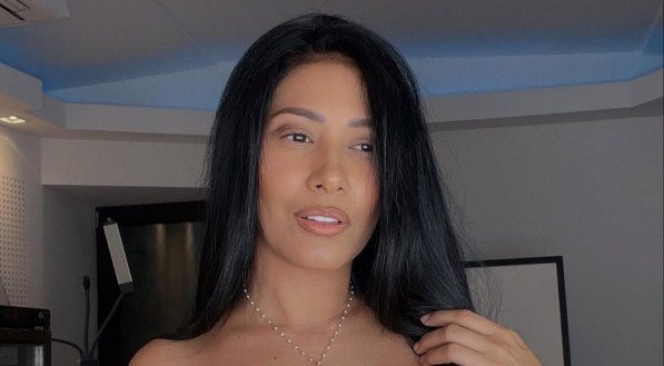 De top e calcinha, Simaria sensualiza nas redes sociais e incendeia o clima com sua beleza