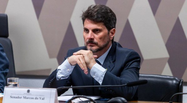 Ap&oacute;s o retorno do parlamentar dos Estados Unidos, foi ent&atilde;o decidida a aplica&ccedil;&atilde;o da tornozeleira eletr&ocirc;nica