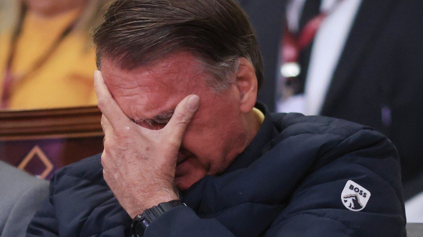 O ex-presidente Jair Bolsonaro (PL) participa de um culto na Igreja Catedral da Benção, em Taguatinga (DF)