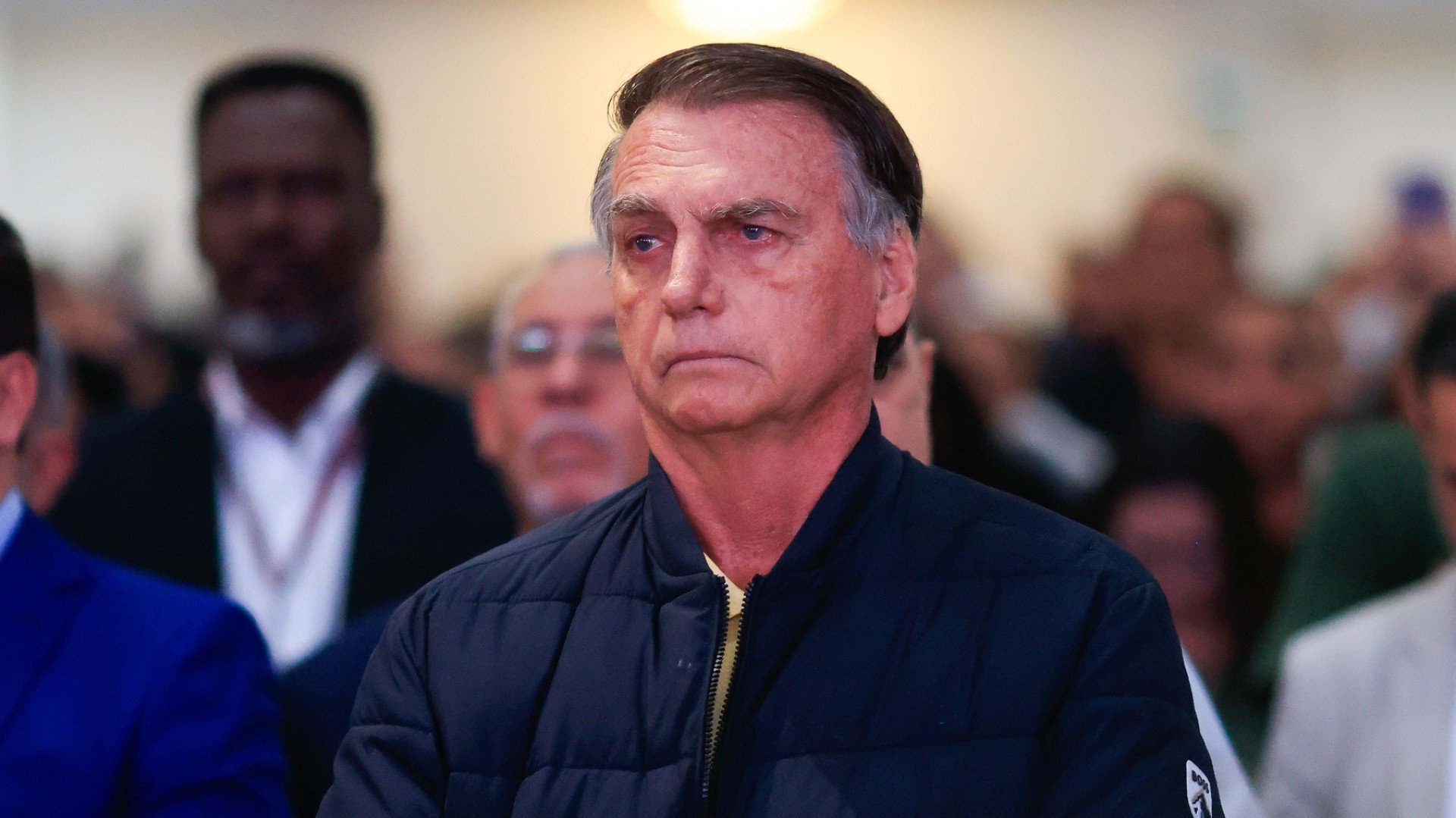 Moraes aponta violações e ordena prisão domiciliar de Bolsonaro