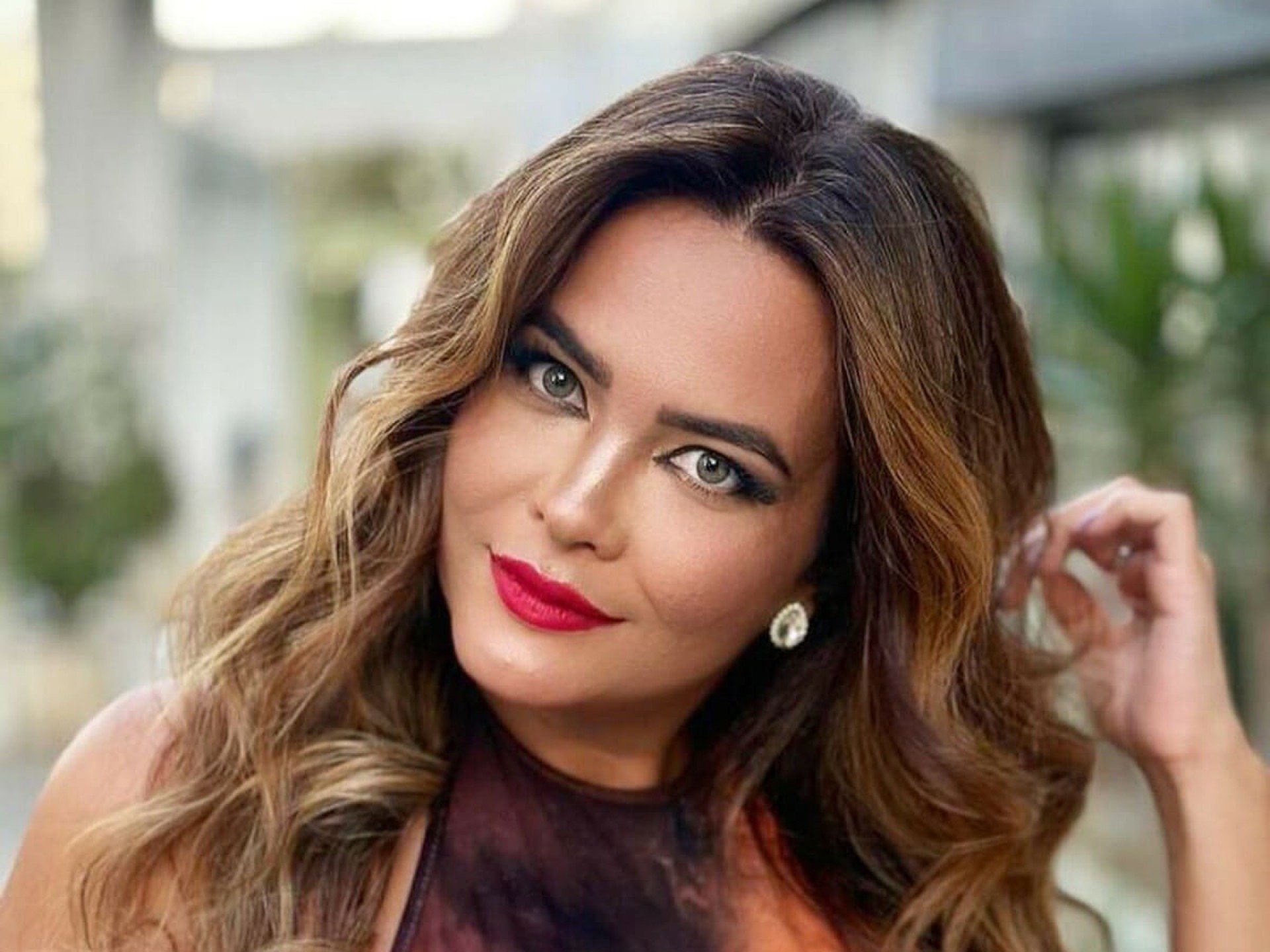 Geisy Arruda mostra suas curvas em diferentes ângulos usando peça transparente