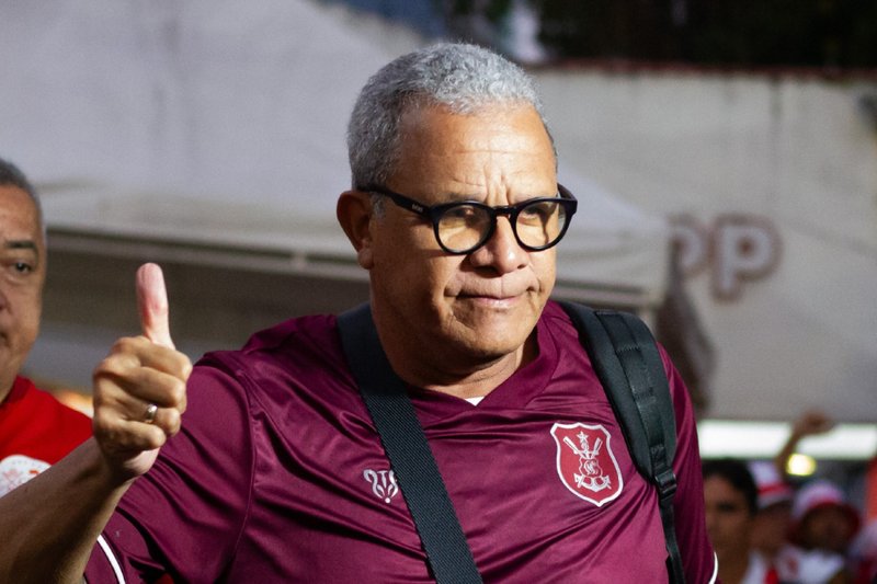 Hélio dos Anjos faz sinal de positivo para o torcedor do Náutico