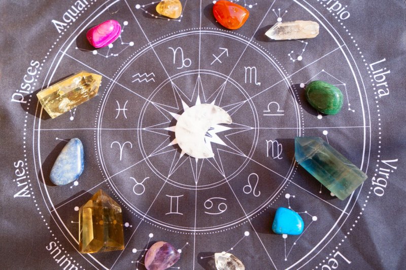 Pedras preciosas para o círculo dos signos do zodíaco, minerais sobre a tabela de flores da vida.