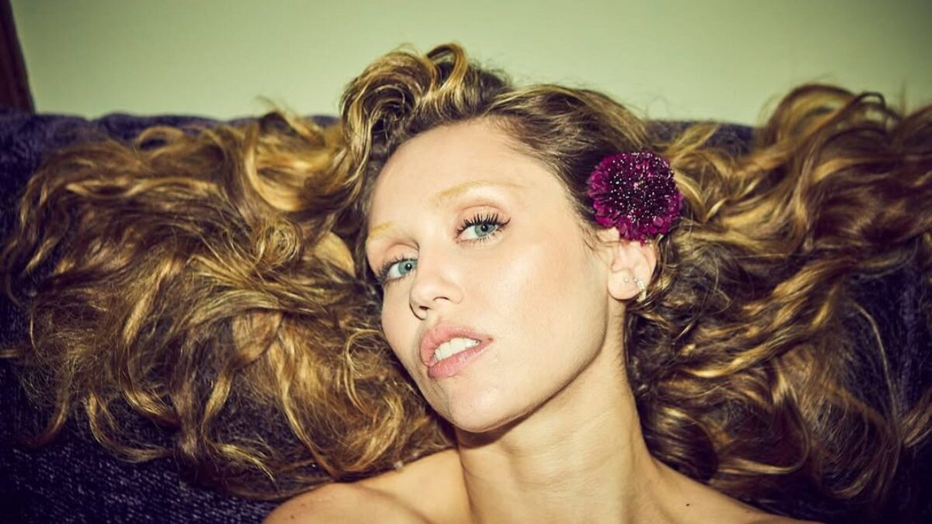 Miley Cyrus surge nua em capa de revista e fala sobre poder e liberdade
