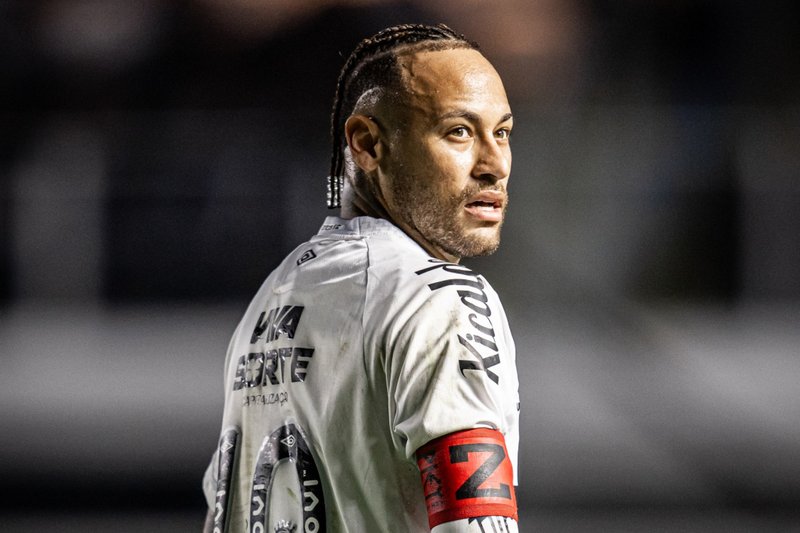 Neymar preocupado durante partida pelo Brasileirão
