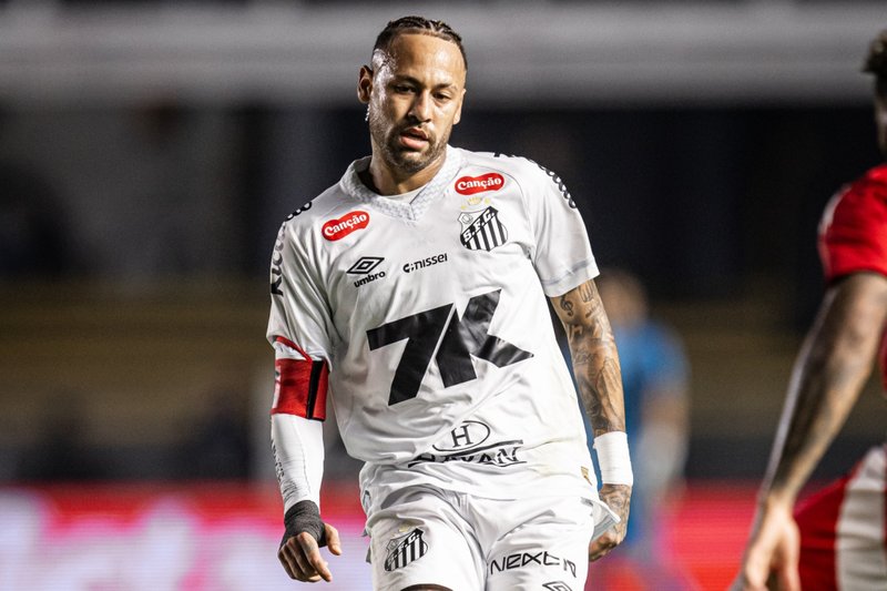 Neymar tenta passe em jogo do Santos na Série A