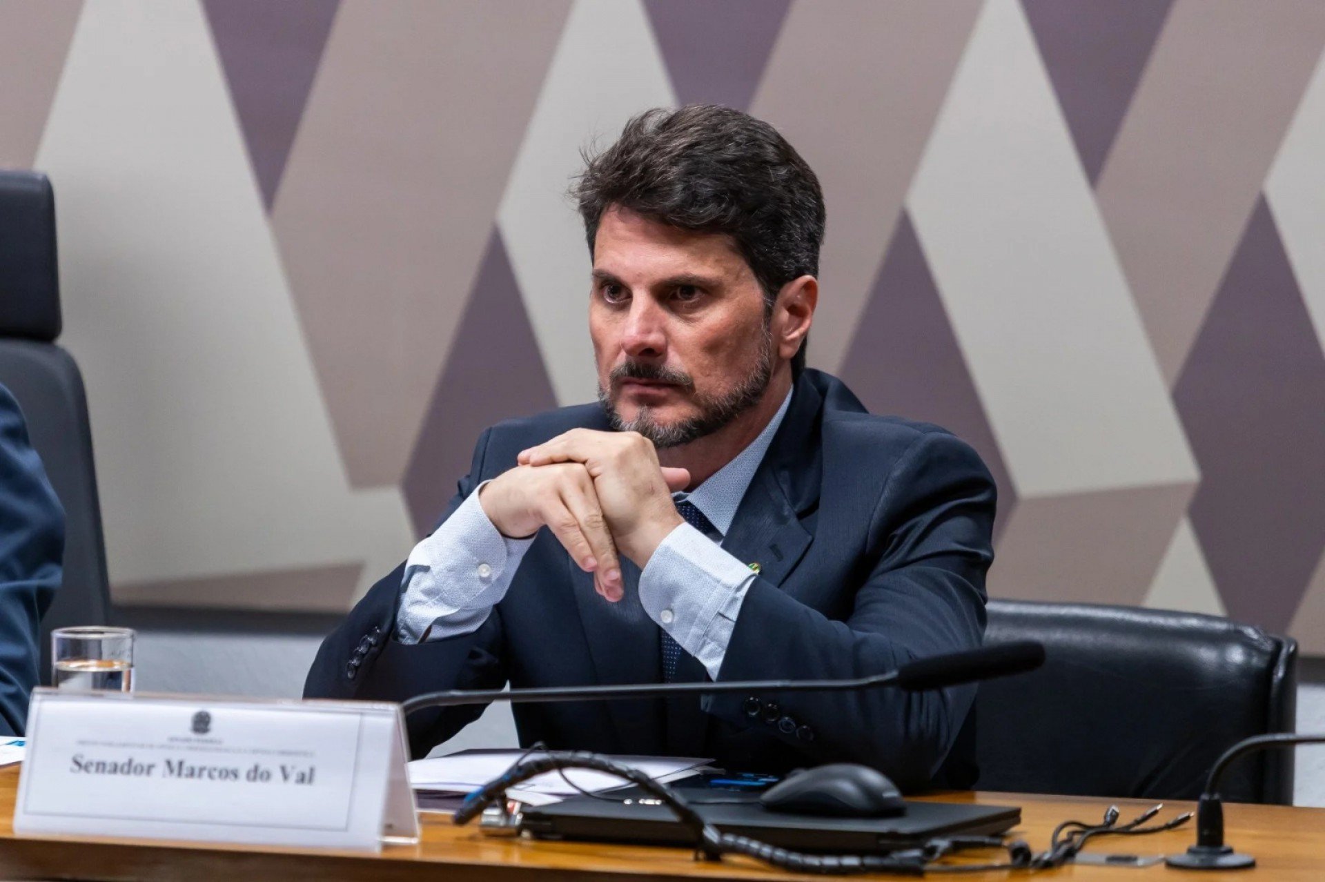 Ap&oacute;s o retorno do parlamentar dos Estados Unidos, foi ent&atilde;o decidida a aplica&ccedil;&atilde;o da tornozeleira eletr&ocirc;nica