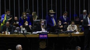 Deputados da oposição ao governo fizeram motim e ocupam Mesa Diretora da Câmara para impedir a votação de qualquer proposta