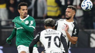 Jogadores do Corinthians em disputa com Lucas Evangelista, do Palmeiras