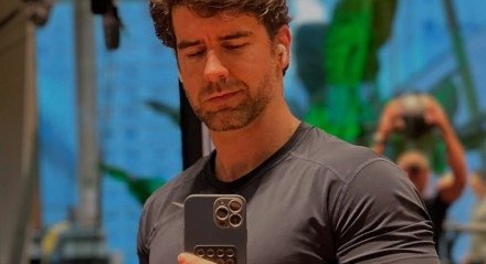 Sumido da TV, Marcos Pitombo exibe peitoral saliente na beira da piscina