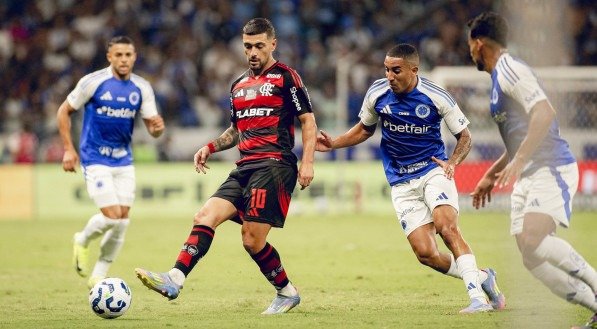 Flamengo e Cruzeiro dividem a liderança do Brasileirão 2025