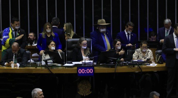 Deputados da oposição do governo iniciam obstrução e ocupam Mesa Diretora da Câmara para impedir a votação de qualquer proposta na Casa, em Brasília