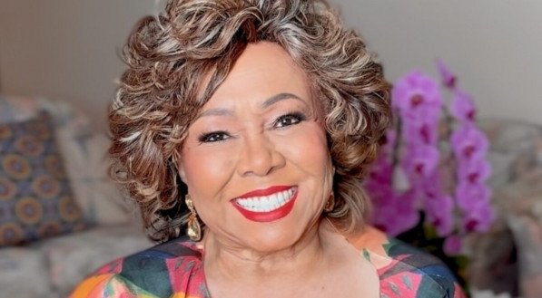 VÍDEO: Alcione desmente fake news sobre internação e tranquiliza os fãs