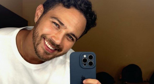 André Luiz Frambach posa para Larissa Manoela e exibe corpo sarado