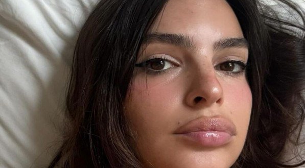 Emily Ratajkowski posta fotos nua no banheiro e esquenta o clima na web