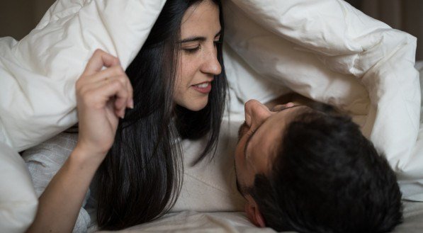 Imagem de um casal na cama