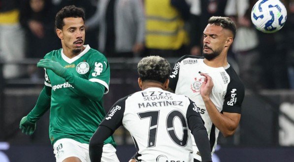 Jogadores do Corinthians em disputa com Lucas Evangelista, do Palmeiras