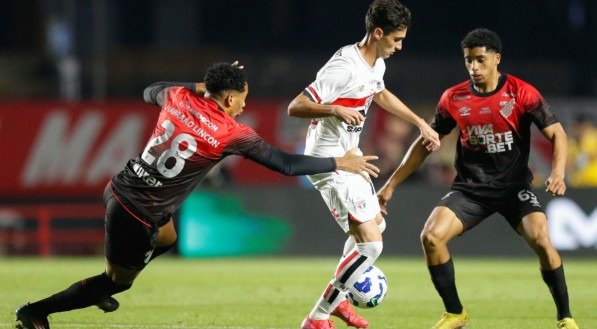 Jogadores Athletico tentam tomar bola de atleta do São Paulo
