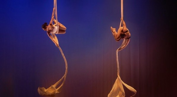 Cia Penduricalho celebra 15 anos com mostra gratuita no Teatro Apolo