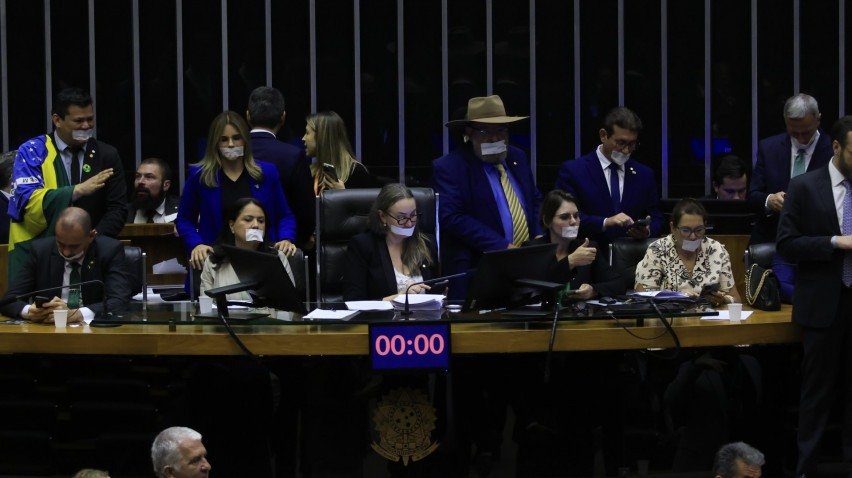 Deputados da oposição ao governo fizeram motim e ocupam Mesa Diretora da Câmara para impedir a votação de qualquer proposta